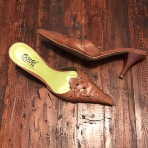 Carlos “Strut II”. Tan mule with a 3” heel.